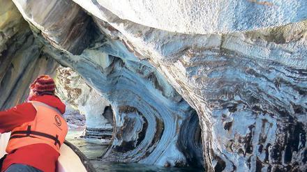 Marmorkapellen. Die extravaganten Felsformationen und Höhlen aus hellem vieladrigem Marmor an Chiles Lago General Carrera – ein Muss für Touristen.