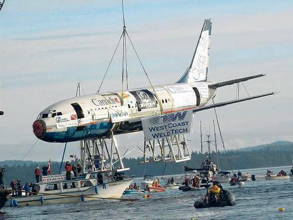 Happy Landing. Der ausgemusterte Canadian-Jet wurde 2006 versenkt.