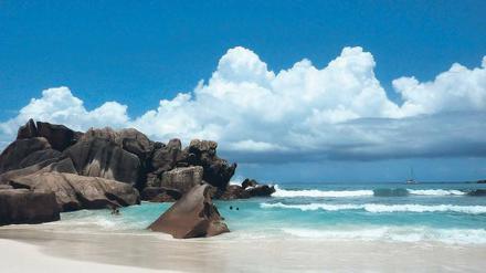 Das Strandidyll von heute - verschwiegene Buchten, zerklüftete Felsen - kam einst Freibeutern sehr entgegen, die die Seychellen als Rückzugsort nutzten.