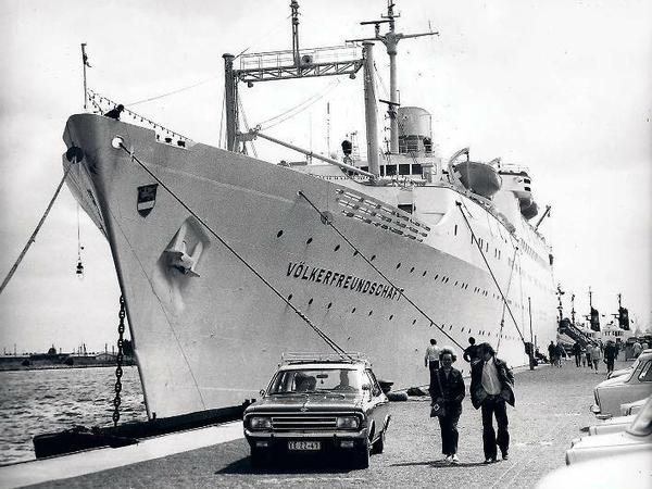 Damals war’s. Als erstes DDR-Urlauberschiff schipperte die „Völkerfreundschaft“ – hier 1973 im Hafen von Warnemünde – durch die Ostsee und bis nach Kuba. 