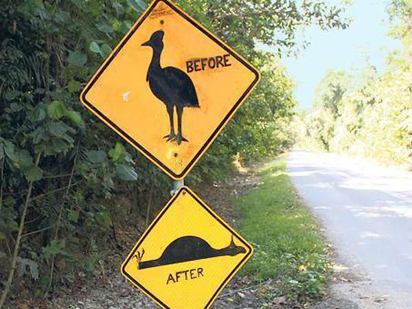 Achtung, australischer Humor – bekundet auf Straßenschildern.