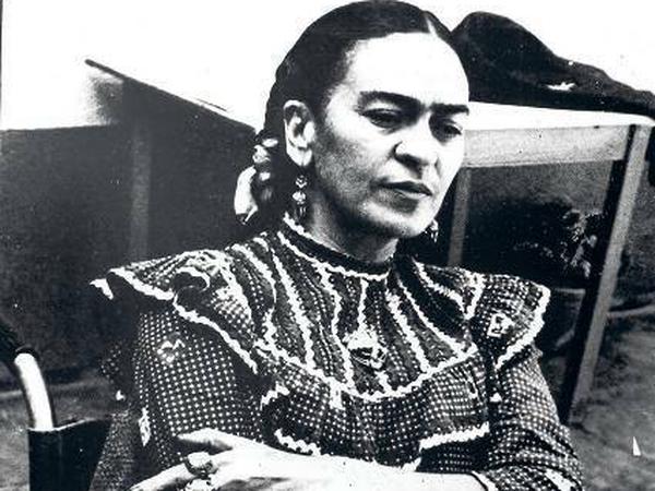 Frida Kahlo. Die Aufnahme zeigt sie 1954, im Jahr ihres Todes, in der Casa Azul.