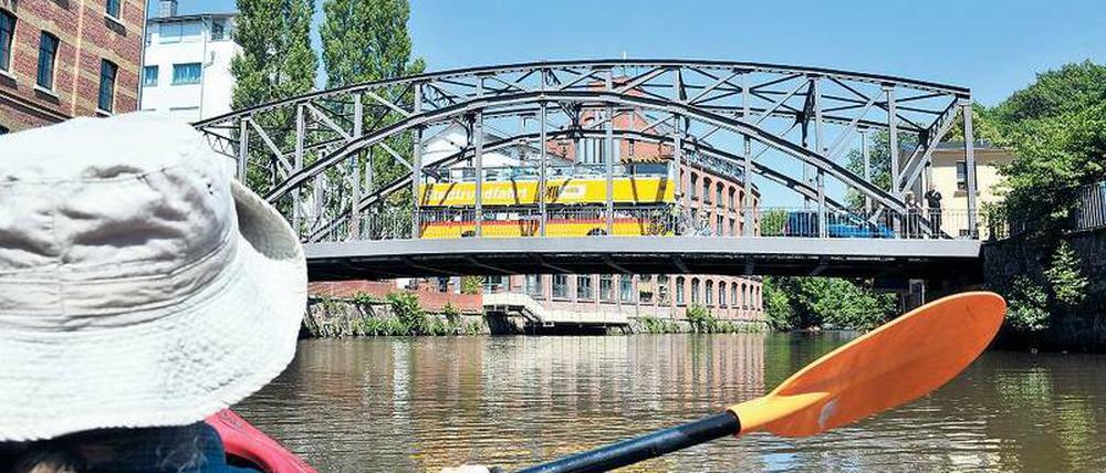 Keineswegs auf Kollisionskurs. Stadtrundfahrten durch Leipzig per Bus oder Kanu – Ansichtssache. Auf Industriedenkmale wie die Könneritzbrücke treffen alle. 