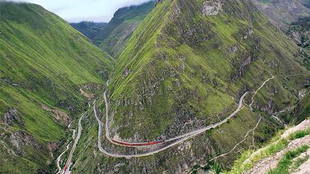 Das ist der Gipfel. Die steile Strecke an der „Naríz del Diablo“ ist der Höhepunkt der Bahnfahrt ins Hochland.