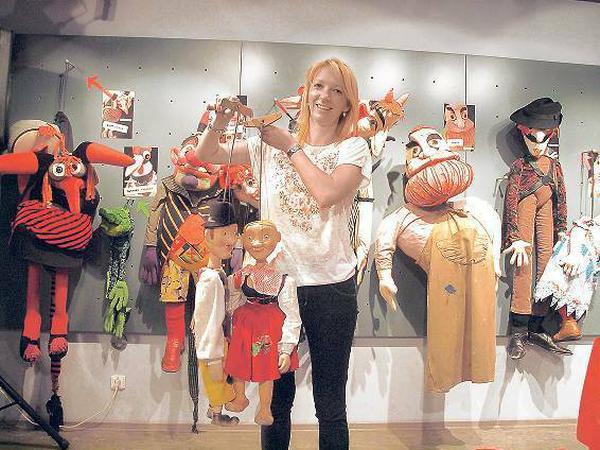 Marketa Formanova, Direktorin eines Marionettenmuseums, lässt die Puppen tanzen.