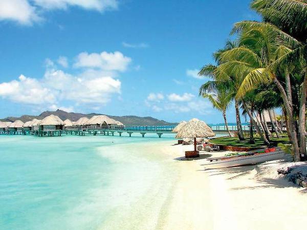 Lieber am Strand in Bora Bora liegen? Nur 17 Prozent der Deutschen buchen eine Fernreise in die Sonne.