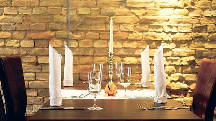 Bitte Platz nehmen. Wie hier, im „Kochzimmer“ in Beelitz“, finden sich im Fläming viele gute Adressen fürs Schlemmen.