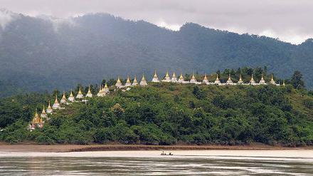 Wie auf eine Perlenschnur gezogen. Auch am Ufer des Chindwin-Flusses reihen sich die buddhistischen Kultbauten, wie allenthalben in Myanmar.