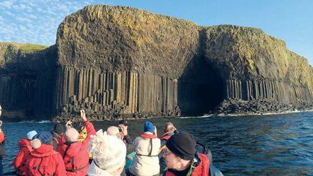 „Staffa in Sicht!“, bekam schon Theodor Fontane zu hören, als er sich im Sommer 1858 wie heutige Kreuzfahrer dem Lavainselchen vor Schottland näherte, um die sagenumwobene Fingalshöhle zu besichtigen.