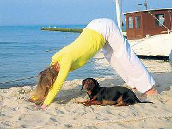 Perfekte Haltung. Claudia Lippert lehrt Yoga am Strand – auch Kindern.