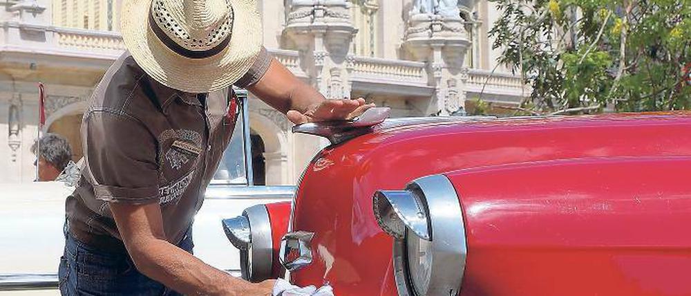 Blitzeblank muss Arturos Oldtimer sein, wenn Gäste kommen. Die chauffiert der Kubaner gegen gutes Geld durch die Altstadt von Havanna.