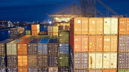 Stapelweise bunte Metallboxen. Doch noch sind im Rotterdamer Hafen nicht alle Container auf die „Alexander von Humboldt“ gehievt. 