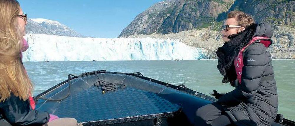 Kurs Abbruchkante. Mit dem Schlauchboot geht es vom Schiff aus ganz nahe an den Dawes Gletscher heran. Für die Passagiere nur e i n Höhepunkt der Alaska-Reise. 