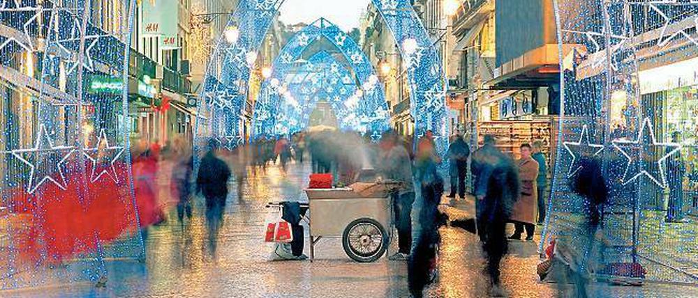 Ein bisschen Kitsch darf sein. Die weihnachtlich geschmückte Einkaufsmeile Rua Augusta im Zentrum der portugiesischen Hauptstadt. 