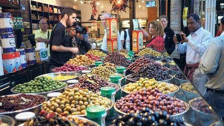 Oliven in allen Varianten und zahllose andere regionale Lebensmittel werden im neuen Sarona-Markt in Tel Aviv angeboten, dem größten überdachten Markt Israels.