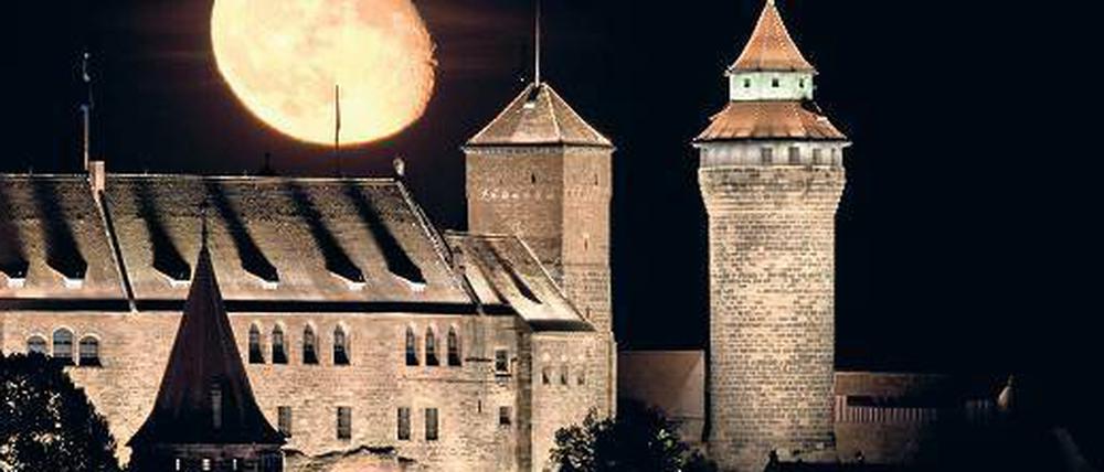 Geisterstunde. Wenn der Mond über der Kaiserburg aufgeht, wirkt der Bau noch dramatischer.