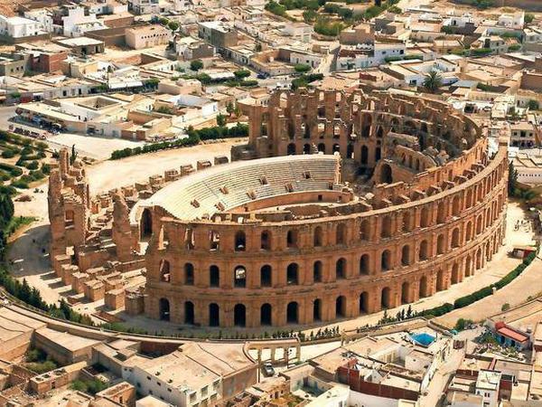 Geheimtipp. Das Kolosseum von El Jem, das drittgößte des Römischen Reiches, wurde von den wohlhabenden Bewohnern der Stadt gebaut. Wie viele andere antike Monumente in Tunesien ist es einem breiten Publikum noch nicht bekannt. 