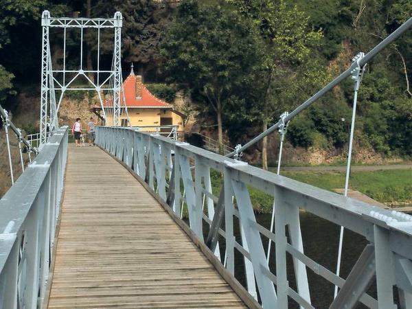 Wieder schmuck. Die 80 Meter lange Hängebrücke über der Mulde in Grimma war beim Hochwasser 2013 stark beschädigt worden. 