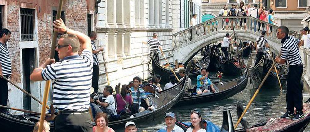 Platz da! Selbst die Kapazität der Kanäle ist in Venedigs Hochsaison am Limit. Am Markusplatz ist dann sowieso kein Durchkommen mehr. 
