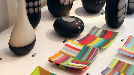 Faszinierende Mattglasobjekte zeigt Anu Penttinen in ihrer Galerie nounoudesign im Design District. 