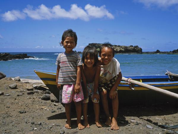 Glückliches Polynesien: Kinder von den Marquesas lächeln in die Kamera. 