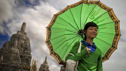 Kultur des Lächelns - nicht nur an der riesigen Tempelanlage Prambanan. Im Mai 2006 war sie bei einem Erdbeben in Mitleidenschaft gezogen worden.
