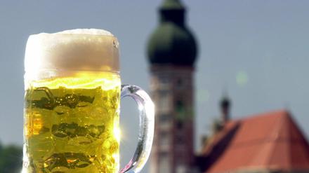 Eine Maß Bier vor der Kulisse des Klosters Andechs am Ammersee. Das ist zwar nicht in Franken, aber doch in Bayern, wo man ein kühles Blondes oder ein kräftiges Dunkelbier zu schätzen weiß.