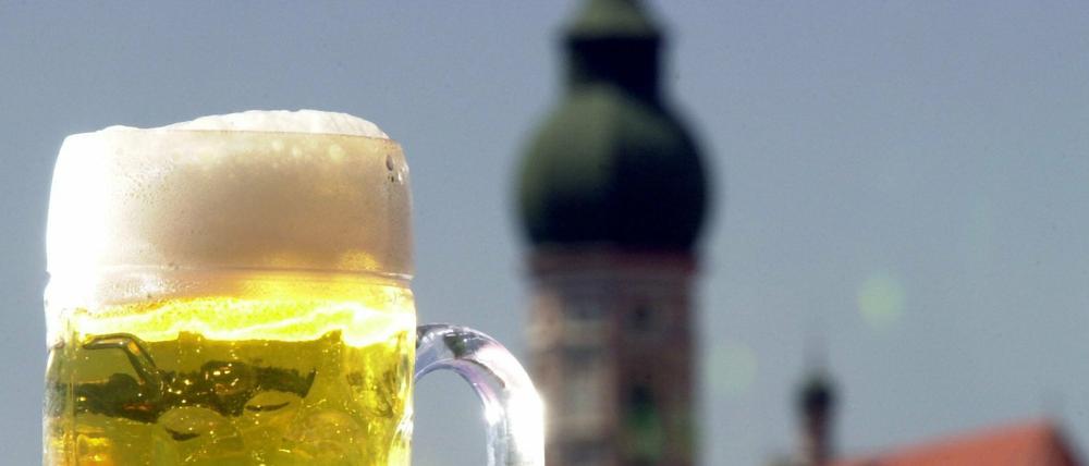 Eine Maß Bier vor der Kulisse des Klosters Andechs am Ammersee. Das ist zwar nicht in Franken, aber doch in Bayern, wo man ein kühles Blondes oder ein kräftiges Dunkelbier zu schätzen weiß.