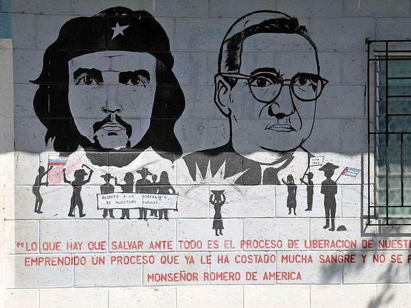 Viele Jahre nach dem Ende des Bürgerkriegs im Jahr 1991 wird die Erinnerung an den Befreiungskampf wachgehalten: Wandbild mit Che Guevara und Monseñor Romero, eine Aufnahme aus dem Jahr 2010.