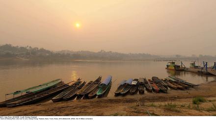 Ein neuer Tag beginnt. Kurz nach dem Sonnenaufgang liegt häufig noch ein Dunstschleier über dem Mekong. Am gegenüberliegenden Ufer erwacht Laos. 