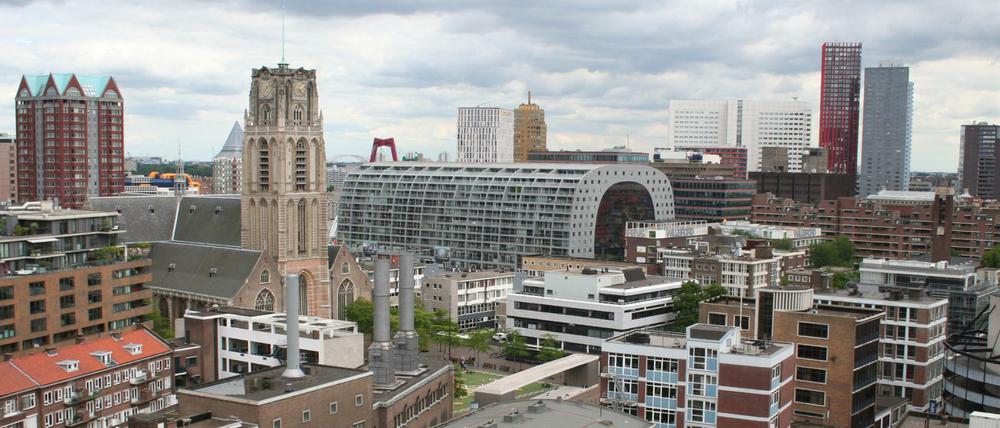 Rotterdam ging 1940 im Bombenhagel unter. Die Laurentiuskirche überlebte die Katastrophe. Vom Dach des Timmerhauses blickt man auf die Kirche und auf die Markthalle, die an der Station Blaak einen neuen Akzent in der Stadt setzt. 