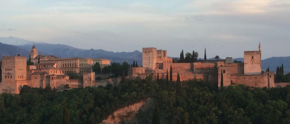 Wenn die Sonne untergeht, beginnen die Mauern der Alhambra in Granada rot zu leuchten und machen ihrem Namen alle Ehre. Foto: Rolf Brockschmidt