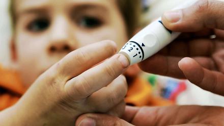 Die Zahl der minderjährigen Diabetes-Patienten in Deutschland steigt. In Berlin sind über 1300 Schulkinder betroffen.