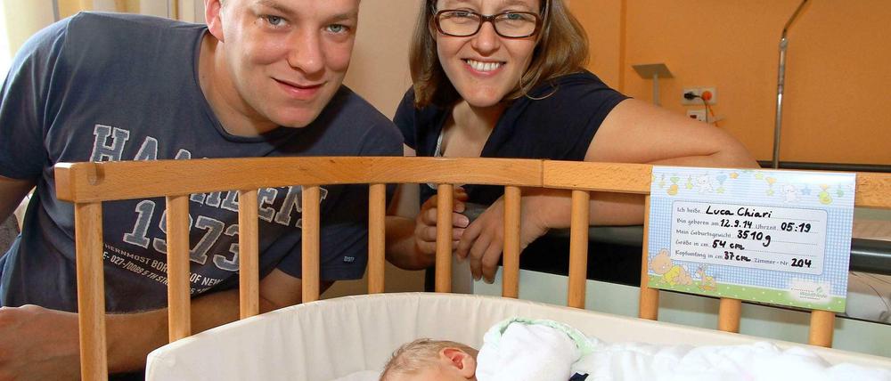 Angela Seitz, Christopher Chiari und der kleine Luca haben den Geburtsmarathon gut überstanden.