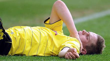 Dortmunds Sven Bender hat sich beim Gastspiel in Hoffenheim die Schulter ausgekugelt und fällt wohl mindestens zwei Wochen aus.