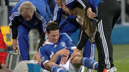 Schalkes Julian Draxler liegt verletzt am Spielfeldrand. Er brach sich in der Champions League gegen HSC Montpellier nach einem Foul von Garry Bocaly den Unterarm.