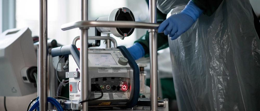 Eine Pflegekraft bedient eine lungenunterstützende Maschine. In Deutschland sind laut RKI mehr als 135.000 Menschen nach einem schweren Covid-19-Verlauf gestorben.