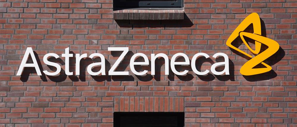 Blick auf das Firmenlogo des Pharmaunternehmens Astrazeneca an der neuen Firmenzentrale.
