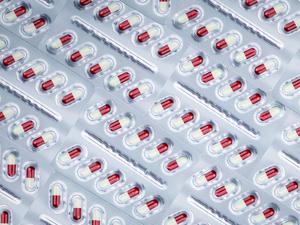 Tabletten-Blister mit weiß-roten Kapseln. (Symbolbild)