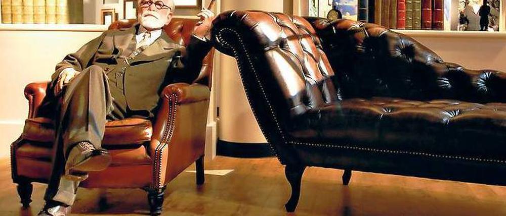 So soll es sein. Psychoanalytiker Sigmund Freud und neben ihm viel Platz – leider nur im Wachsfigurenkabinett von Madame Tussauds in Berlin. Foto: Mike Wolff