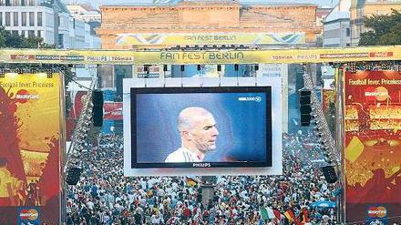 Glück in der Gemeinschaft. Public Viewing beim Finale der Fußball-WM 2006. Foto: ddp