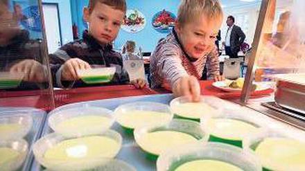 Pudding ist bei Kindern beliebter als Gemüse - eine Herausforderung für die Schulen, schließlich sollen sie gesunde Ernährung vermitteln.