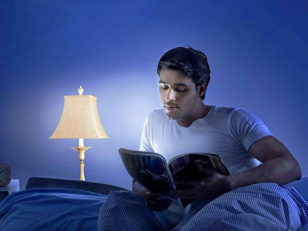 Besser: Vor dem Einschlafen lesen statt den Laptop mit ins Bett zu nehmen.