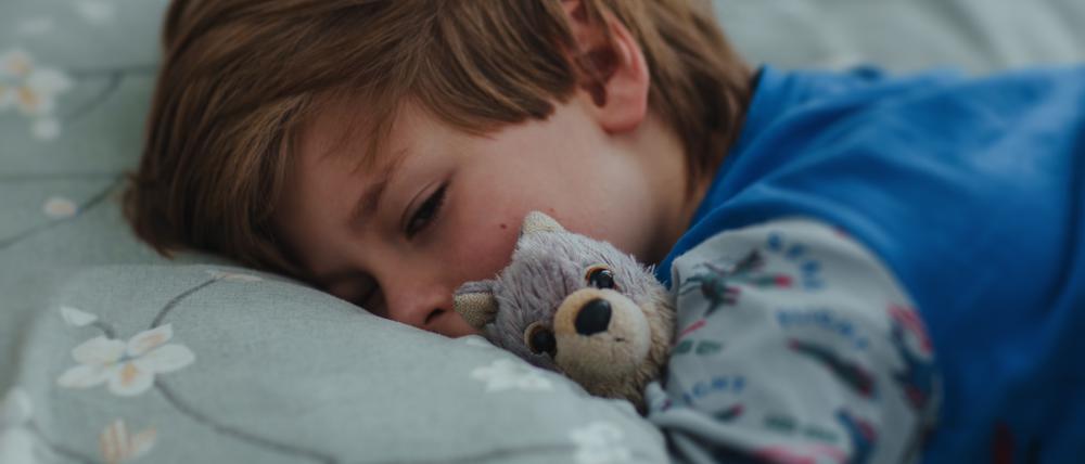 Nicht immer gleich in den Schlaf zu finden, kann für Kinder und Eltern belastend sein – ist aber laut Kinderärzten zu einem gewissen Maß normal.