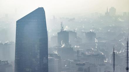 Dunst, Smog und der Rauch aus Schornsteinen hängt über der Innenstadt von Mailand. 