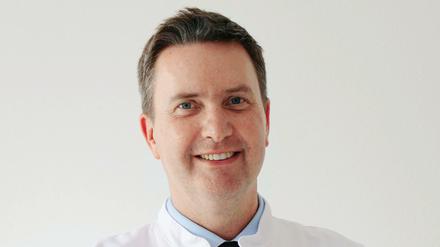 Prof. Dr. Ulrich Nöth, Chefarzt der Klinik für Orthopadie und Unfallchirurgie im Ev. Waldkrankenhaus in Berlin-Spandau. 