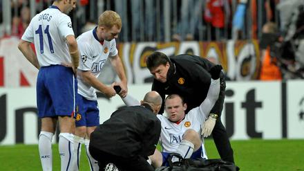 Fußball Champions League Viertelfinale 2010. Hinspiel: FC Bayern München - Manchester United. Manchesters Spieler Wayne Rooney verletzte sich. 