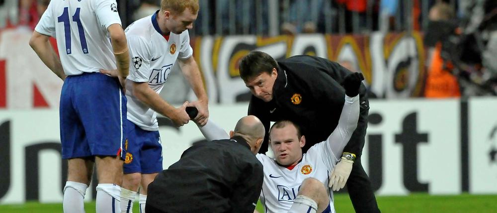 Fußball Champions League Viertelfinale 2010. Hinspiel: FC Bayern München - Manchester United. Manchesters Spieler Wayne Rooney verletzte sich. 