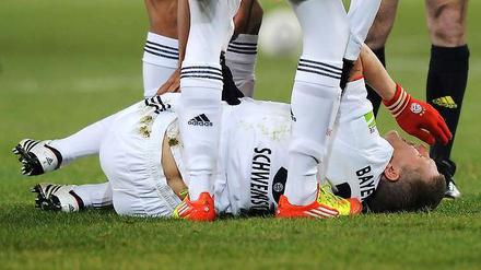Das tat weh. Bayerns Bastian Schweinsteiger verletzte sich schwer.