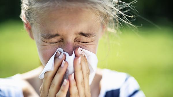 Ab dem Frühjahr sind Allergien für viele Menschen ein lästiger Begleiter. Doch wer rechtzeitig zu den richtigen Mitteln greift, kann die Symptome spürbar abmildern.